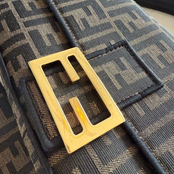 💯 Authentic Fendi Iconic Baguette Handbag - Picture 4 of 4